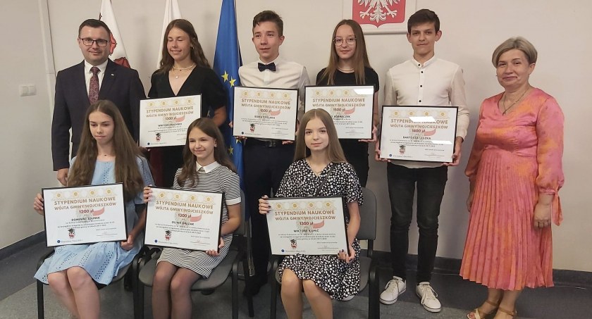 Najlepsi uczniowie z gminy Wojcieszków otrzymali stypendia za wyniki w nauce 