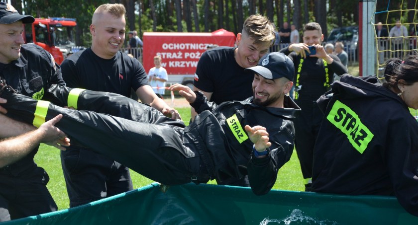 Druhowie z Krzywdy najlepsi w gminie. Strażackie kąpiele w basenie (GALERIA)