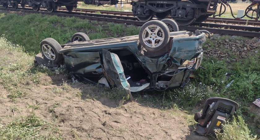 Wypadek na przejdzie kolejowym. W samochodzie były dzieci 