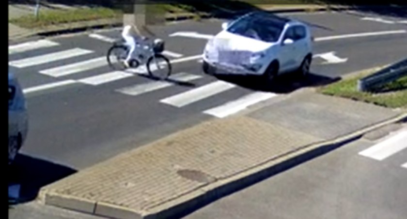 Jazda rowerem po pasach skończyła się kraksą (WIDEO)