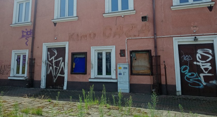 Oaza wstydu i strachu. Tak niszczeje stare kino w Łukowie (ZDJĘCIA)