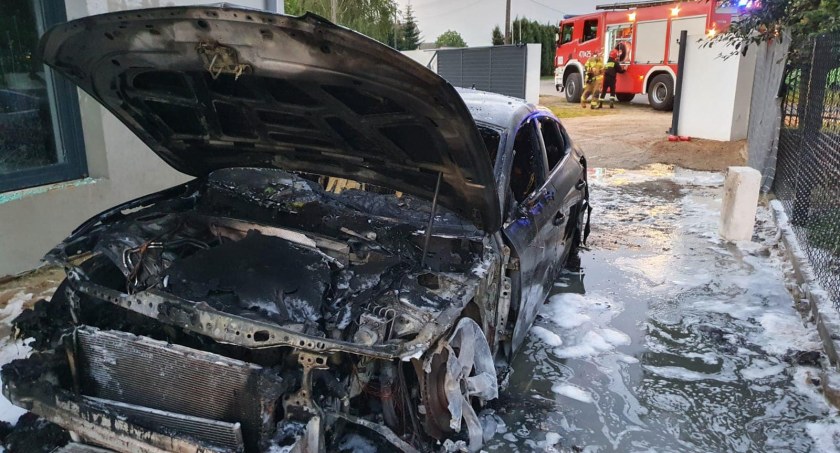 Na ul. Glinki w Łukowie spalił się samochód  (ZDJĘCIA) 
