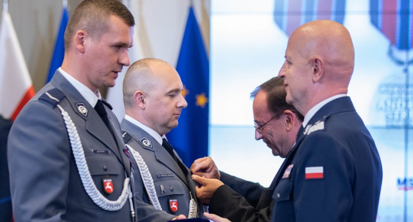 Policjanci uratowali mężczyznę z płonącego domu. Uhonorował ich minister Mariusz Kamiński 