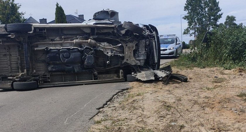 Wypadek busa w Okrzei. Auto leżało na boku