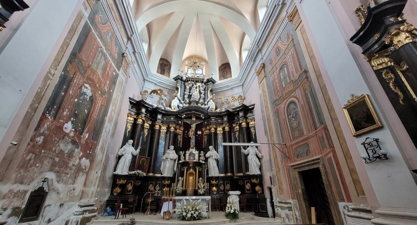 Łukowska parafia pokazała co kryły stare tynki. Robi wrażenie!