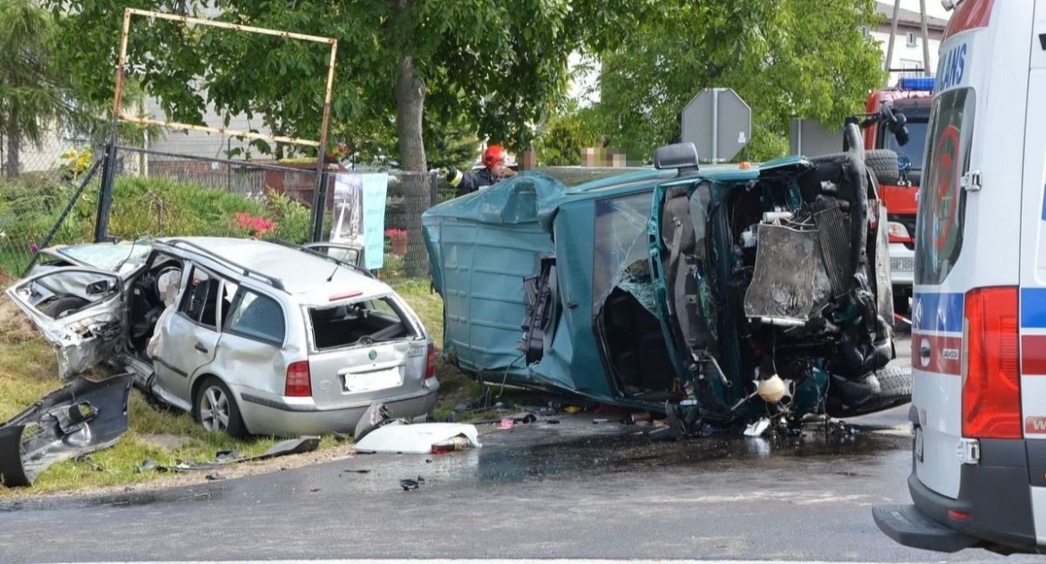 Nie ustąpił pierwszeństwa i busem uderzył w Skodę. Do szpitala trafiło 11 osób