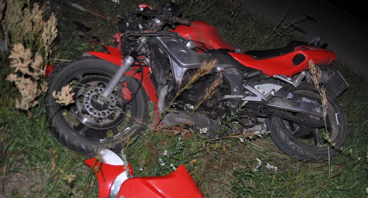Miał pól promila. Jadąc motorem wyrwał znak drogowy 