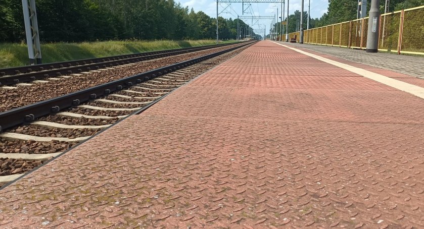 Podróżni korzystają z nowych peronów w Sarnowie 