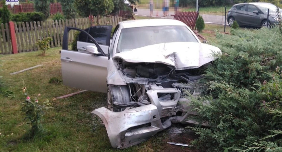 Sforsował ogrodzenie, zatrzymał się na krzewach. Miał ponad 3 promile