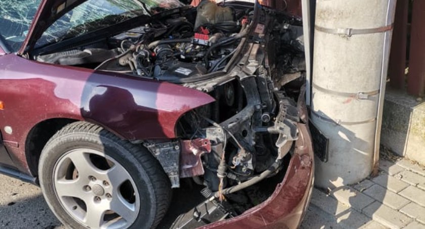 Wypadek w Łukowie. Jazdę zakończył na słupie  (ZDJĘCIE)