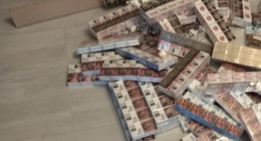 Mieszkaniec gminy Łuków papierosy ukrył w zabudowie szafy 