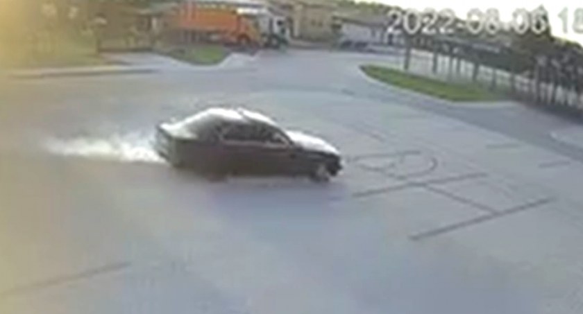 Kręcił bączki i palił gumę na placu targowym w Trzebieszowie. Nagrał go monitoring (WIDEO)