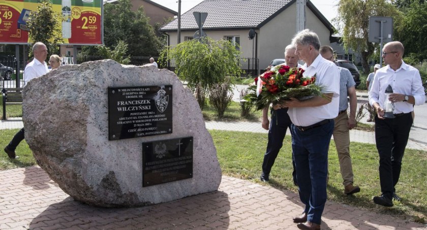Uczcili bohatera Powstania Styczniowego. Franciszek Wilczyński ma swoją tablice w Łazach (GALERIA)