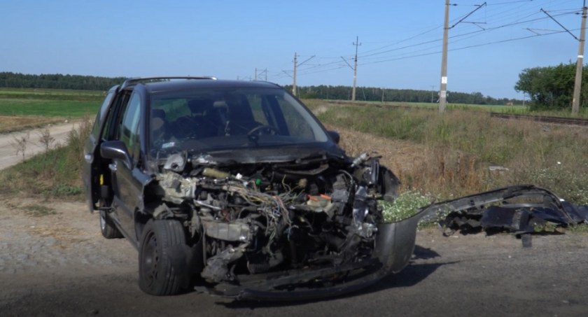 Wypadek na przejeździe kolejowym. W aucie kobieta z dziećmi (WIDEO)