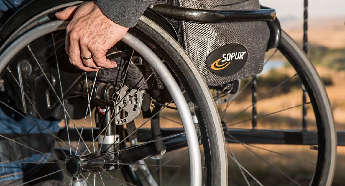 Na wózku inwalidzkim i z promilami wracał ekspresówką do domu