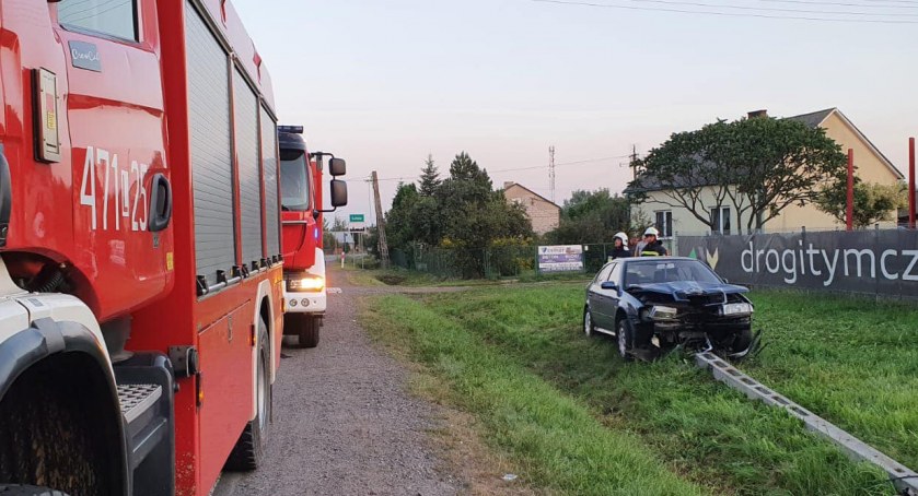 Wypadek w Gołaszynie. Auto uderzyło w słup. Reanimacja kierowcy 