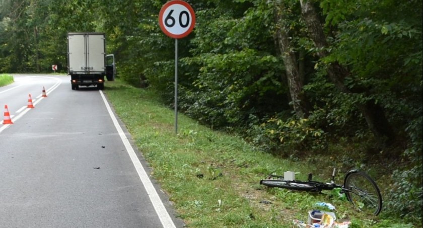 Potrącenie rowerzystki na prostym odcinku drogi. 60-latka w szpitalu (ZDJECIA)