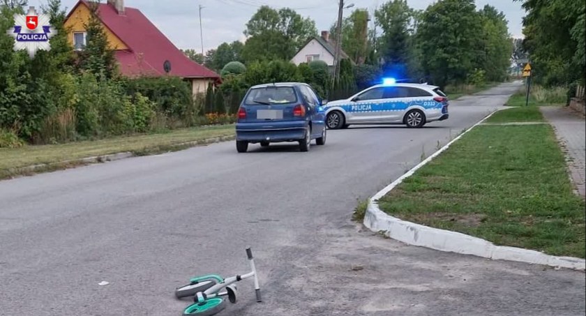 Dramat. Dwulatek na rowerku wjechał w jadący samochód