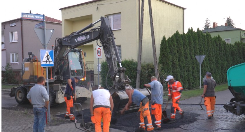 Drogowcy pracują nawet po 19. Szybkie tempo prac na małej obwodnicy (WIDEO)