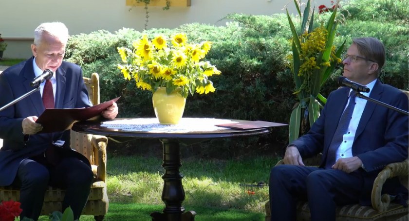 Narodowe Czytanie w Woli Okrzejskiej. Starosta, senator i radny czytali Ballady i Romanse (WIDEO)