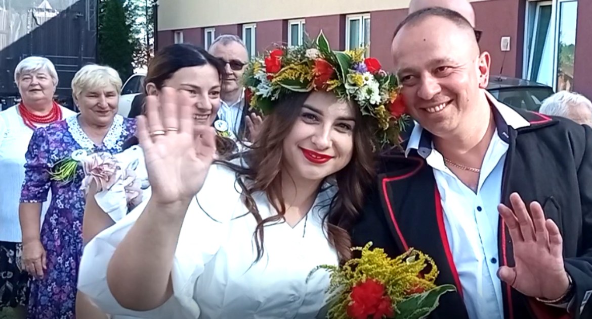 Marysia i Rafał są już małżeństwem (na niby). Mieszkańcy Gręzówki pokazali tradycyjne wesele sprzed lat (WIDEO)