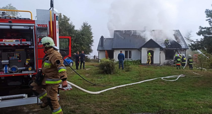 Pożar domu w Otylinie. Na miejscu strażący z OSP Wojcieszków (ZDJĘCIA)