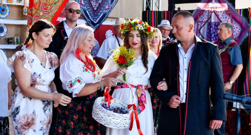 Gdzie Marysia i Rafał pojechali w podróż poślubną? Mamy rozmowy z bohaterami Wesela w Gręzówce (WIDEO)