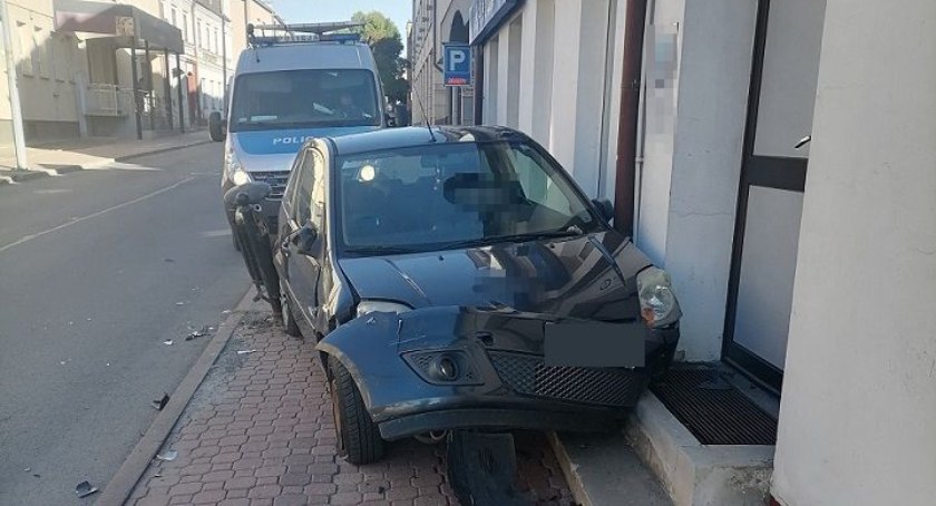 Jazdę zakończył na ścianie budynku. Na ul. Prostej nie pojechał prosto