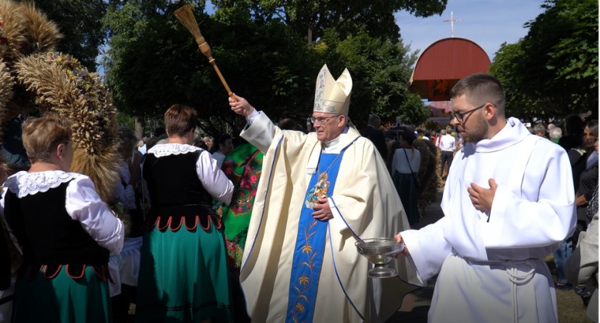 Rolnicy z diecezji siedleckiej dziękowali za plony podczas Dożynek Diecezjalnych w Wolu Gułowskiej  (WIDEO)