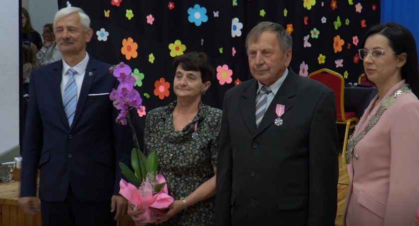 Idą razem przez życie 50 lat. Małżonkowie z gminy Trzebieszów zostali uhonorowani (WIDEO)