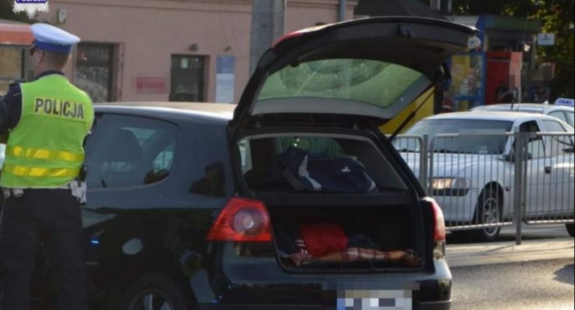 Awanturnik zatrzymany po pościgu. Groził, że zabije, zniszczył drzwi (WIDEO)