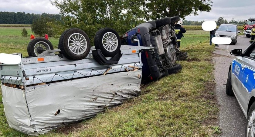Wjechał autem do rowu i dachował (ZDJECIA) 