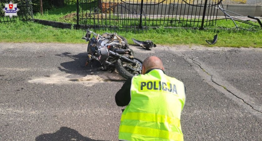 Śmierć motocyklisty. 19 - latek uderzył w ogrodzenie i budynek 