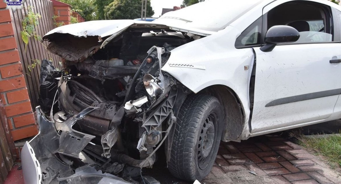 Chciał uniknąć zderzenia z rowerzystką. Uderzył w ogrodzenie 