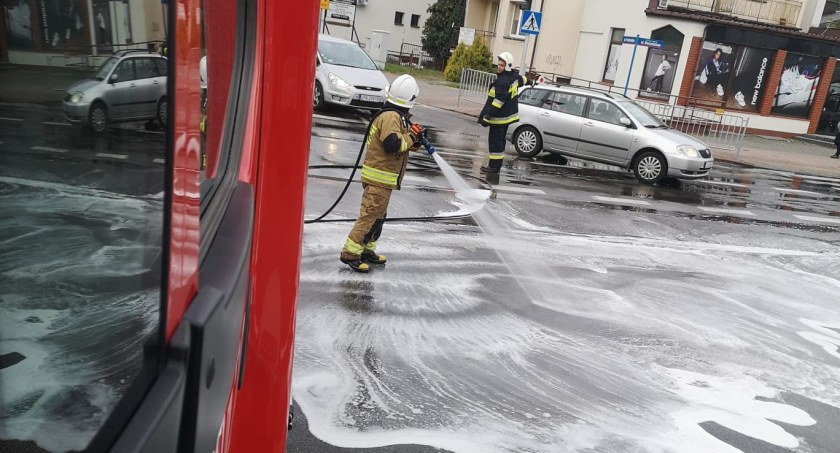 Paraliż drogowy w Łukowie. Plama oleju na kilka kilometrów 