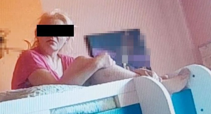 Gdy przyszli policjanci poszukiwana schowała się pod kołdrą 