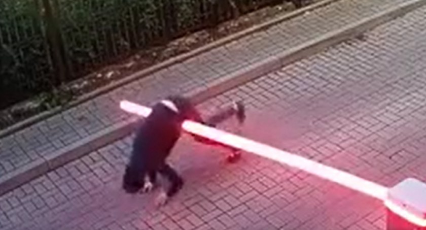 Nocny powrót z imprezy i uszkodzony szlaban (WIDEO)