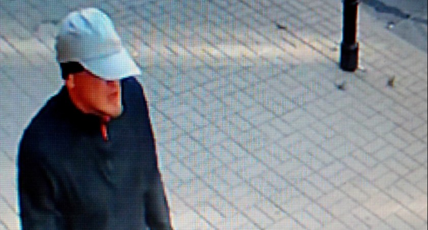 Przyszedł na zakupy z nożem. Zabrał papierosy i alkohol. Szuka go policja 