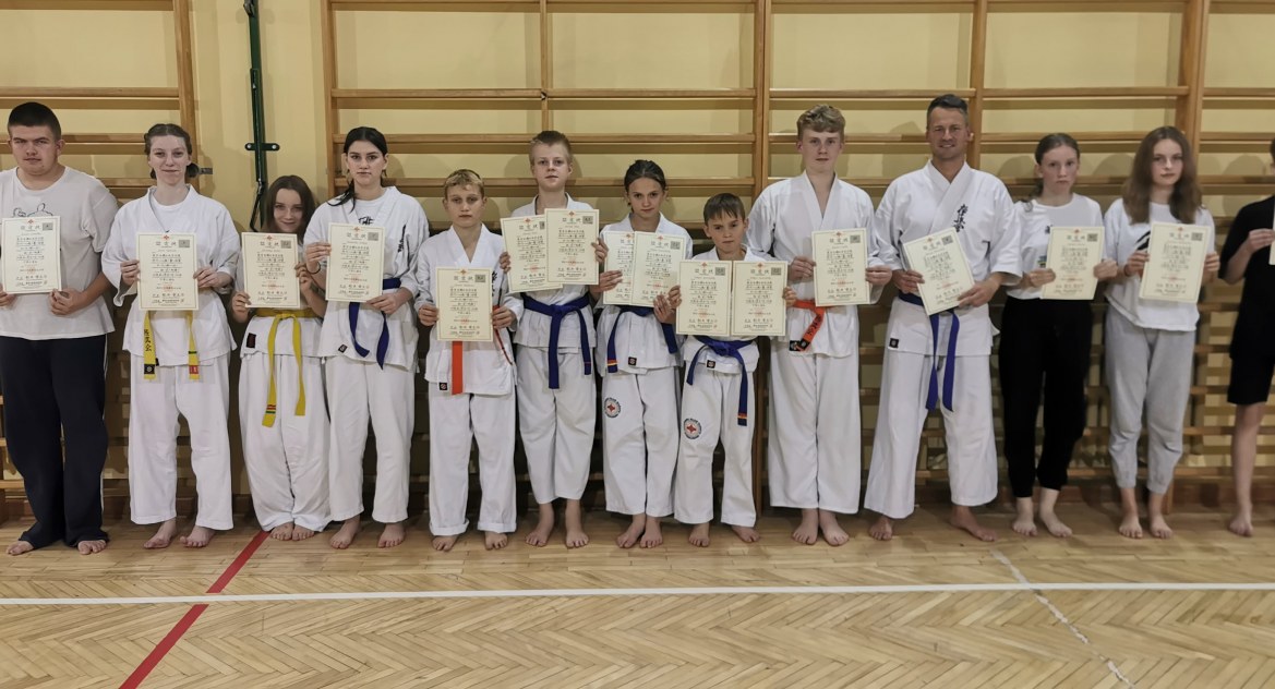 Awanse zawodników Łukowskiego Klubu Karate Kyokushin (ZDJĘCIA)