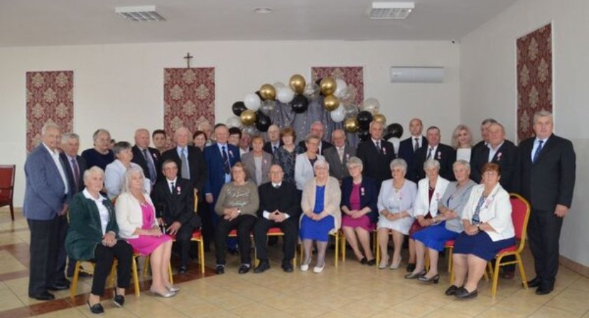 Idą przez życie razem 50 lat. Mieszkańcy gminy Krzywda docenieni (ZDJĘCIA)