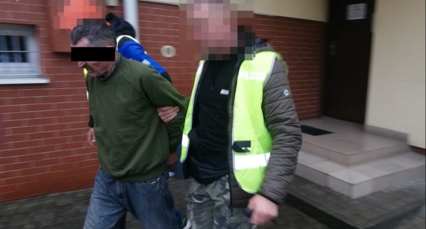 Znęcał się nad matką. Policjantom groził nożem, Może posiedzieć 5 lat 