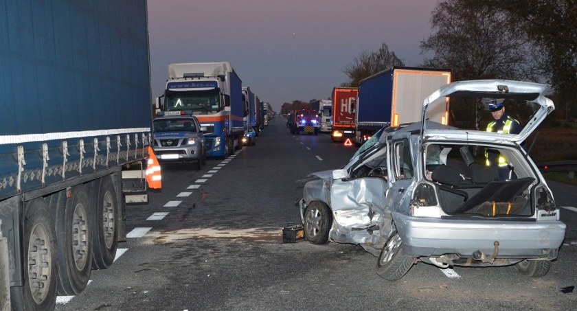 Uderzył w ciężarówkę. Pasażerów trzeba było wycinać z rozbitego wraku 