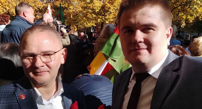 Burmistrz Łukowa i jego zastępca na proteście samorządowców w Warszawie 