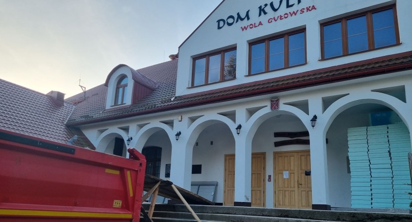 ADAMÓW. Ruszył remont Domu Kultury w Woli Gułowskiej. Ale rozmach (ZDJĘCIA) 