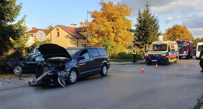 Wypadek w Łukowie. Auto uderzyło w ogrodzenie 