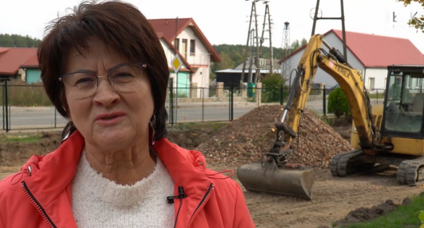 Rozbudowa Szkoły w Wólce Domaszewskiej na finiszu. Powstaje też nowy parking (WIDEO)