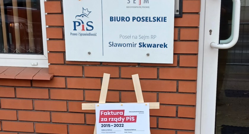 Polska 2050 Hołowni wystawia fakturę za rządy PiS. Happening pod biurem Sławomira Skwarka 