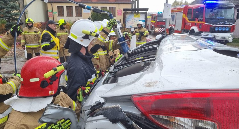 Auto leżało na boku pod Urzędem Gminy w Wojcieszkowie (ZDJĘCIA)