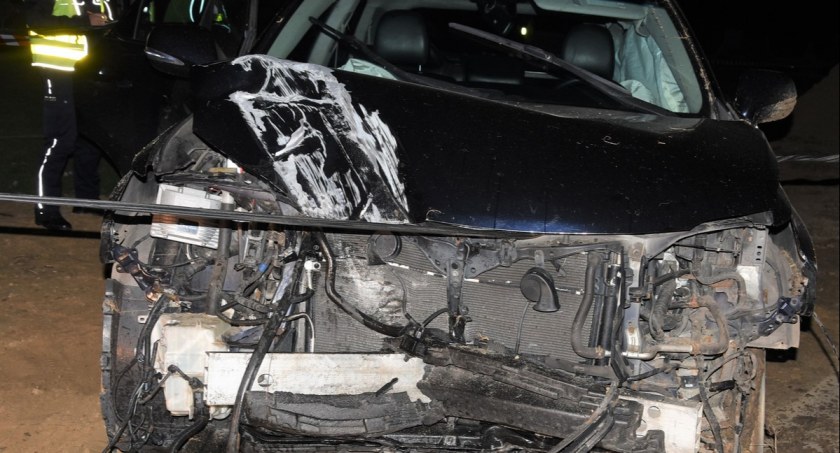18-latek jadący lexusem uderzył w słup w Gołaszynie. Miał sporo szczęścia 