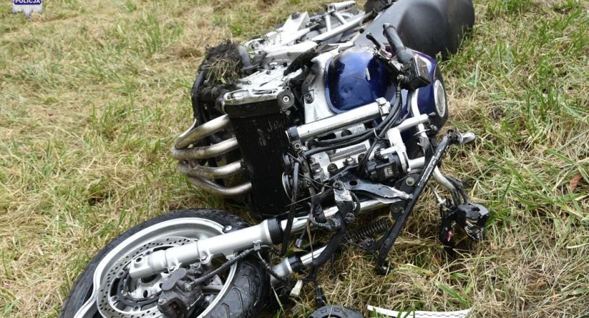 Motocyklista uderzył w znak drogowy. Trwa walka o jego życie 